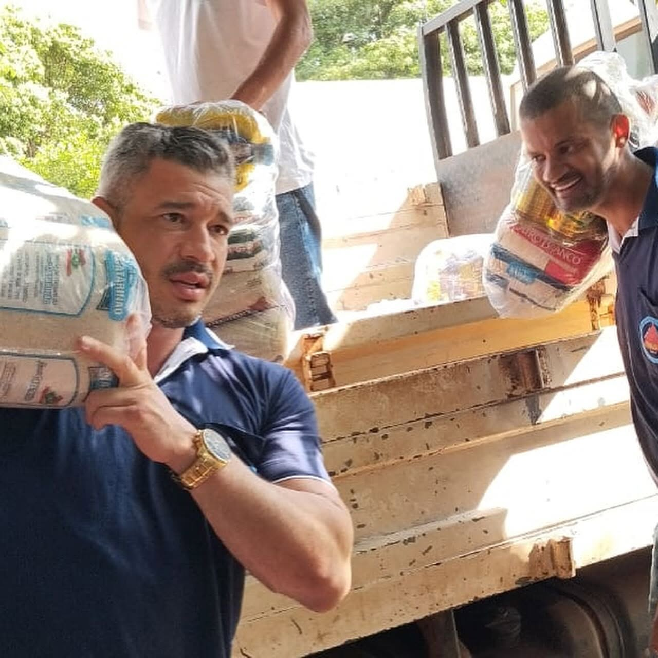 Equipe da Abaetê em ação social entregando cestas básicas